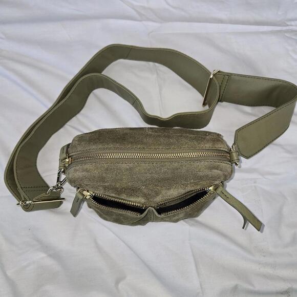 ASOS DESIGN suede multi pocket camera crossbody bag in khaki-Green - Picture 5 of 8